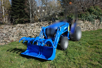 Chargeur frontal  SOLIS 3200, avec godet multifoction 1,20 pour tracteur SOLIS 26.